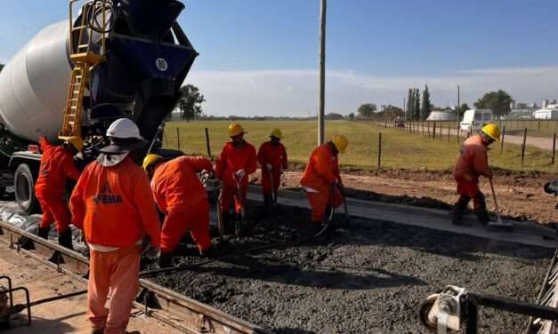 Villa María avanza con la pavimentación de la Avenida Savio en barrio Las Playas