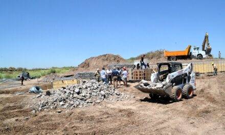 Ucacha: Avanza la obra para recuperar la laguna del Club Alas Coloradas