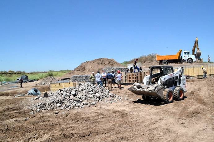 Ucacha: Avanza la obra para recuperar la laguna del Club Alas Coloradas