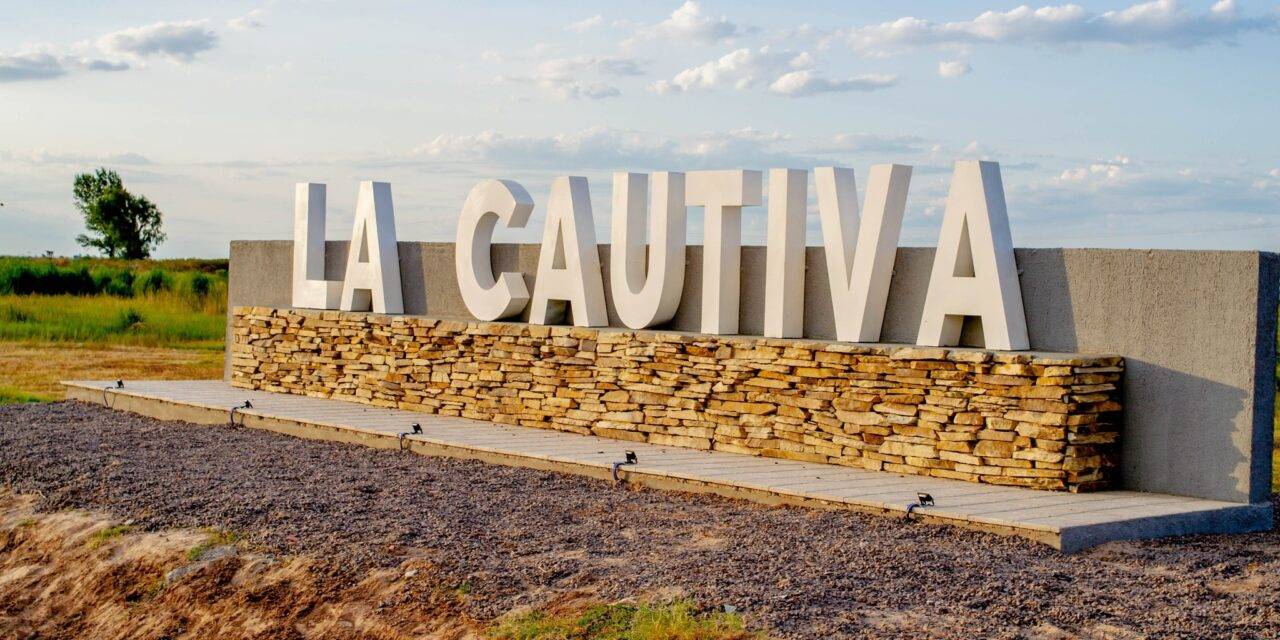 La Cautiva inauguró un nuevo cartel identificatorio en el marco de su 115º aniversario