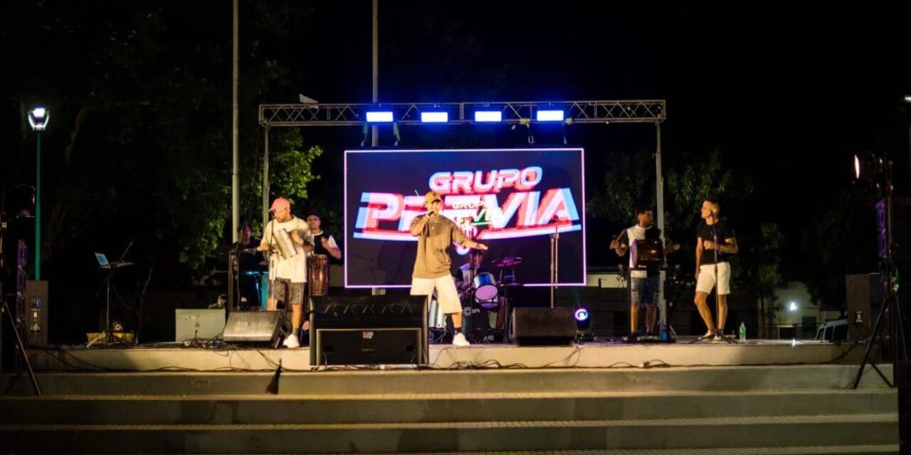 Vicuña Mackenna dio inicio a los “Viernes de Artistas y Karaoke” en la Plaza Sarmiento