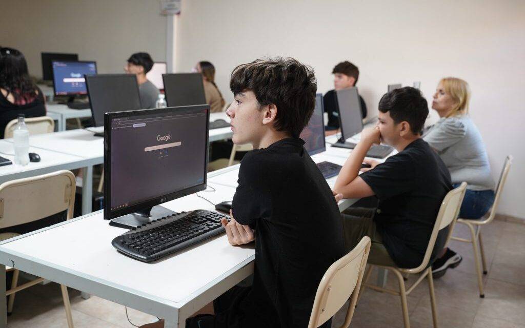 La IA llega a toda la provincia: más de 600 jóvenes comenzaron a formarse en verano