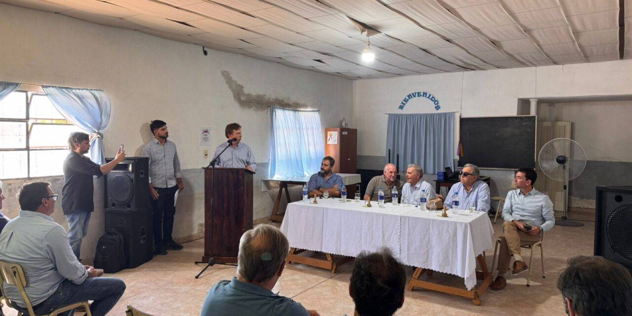 Chucul recibió un nuevo tractor para el mantenimiento de caminos rurales