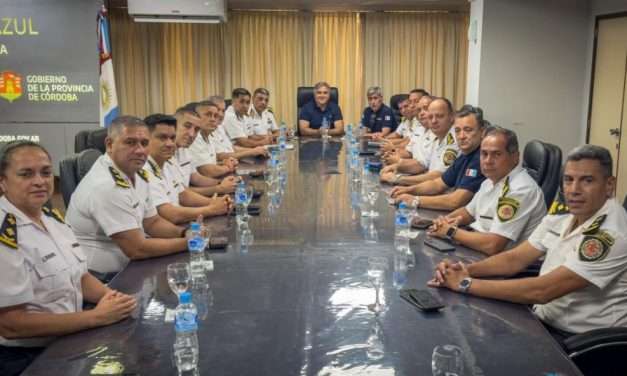 Llaryora se reunió con el Estado Mayor de la Policía de Córdoba