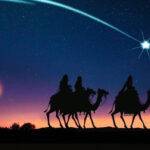 Llegan los Reyes Magos y vienen a adorar al Niño en el pesebre de Belén