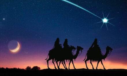 Llegan los Reyes Magos y vienen a adorar al Niño en el pesebre de Belén