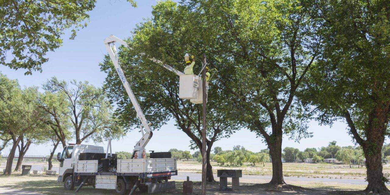 Río Cuarto: Instalan 24 luminarias LED en la costa sur del río