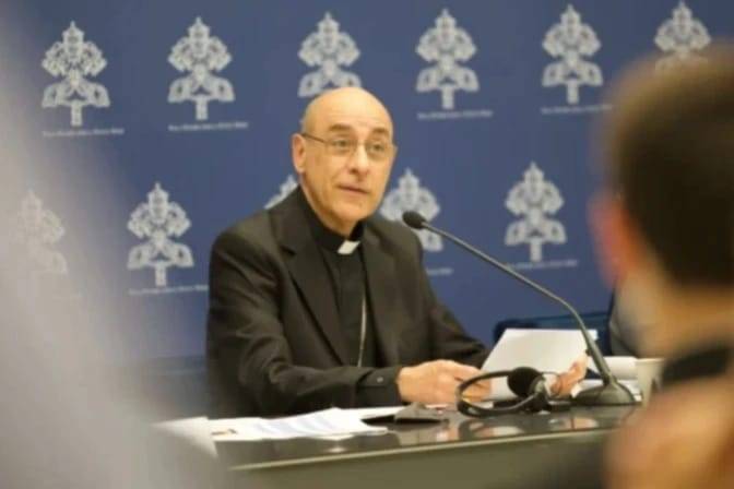 Cardenal Fernández alerta contra las “condenas” ex cathedra en Internet y pide más humildad en la Iglesia