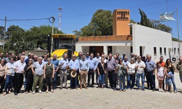 Entrega de aportes y maquinaria en Carnerillo y Chucul