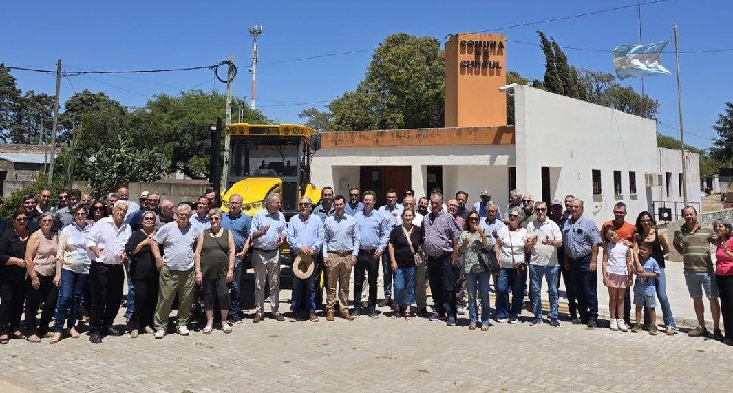 Entrega de aportes y maquinaria en Carnerillo y Chucul