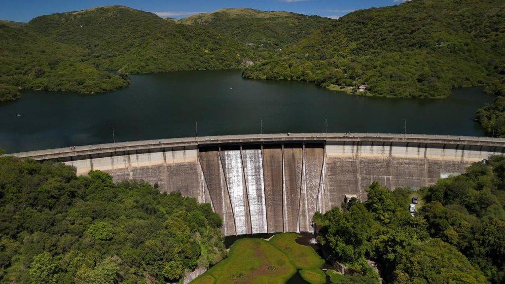 Se abrió una válvula del dique La Quebrada tras alcanzar la cota de vertedero