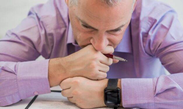 El gasto público cayó un récord del 27% y el consumo se sostiene solo con tarjeta