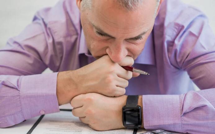 El gasto público cayó un récord del 27% y el consumo se sostiene solo con tarjeta