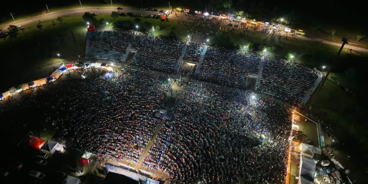 Noche récord en los 40 años del Festival Un Canto a la Vida: Embalse vibró con más de 30 mil personas