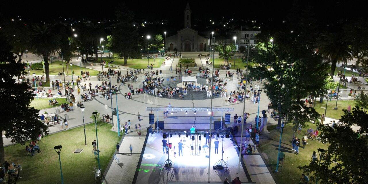 Vicuña Mackenna inaugura el ciclo “Viva el Verano” con música y feria en la plaza central