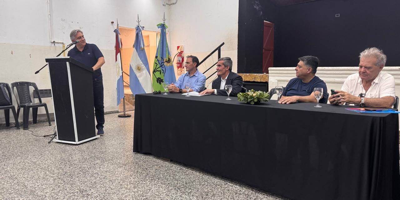 Llaryora visitó Villa Valeria e inauguró el adoquinado de la avenida Garibaldi