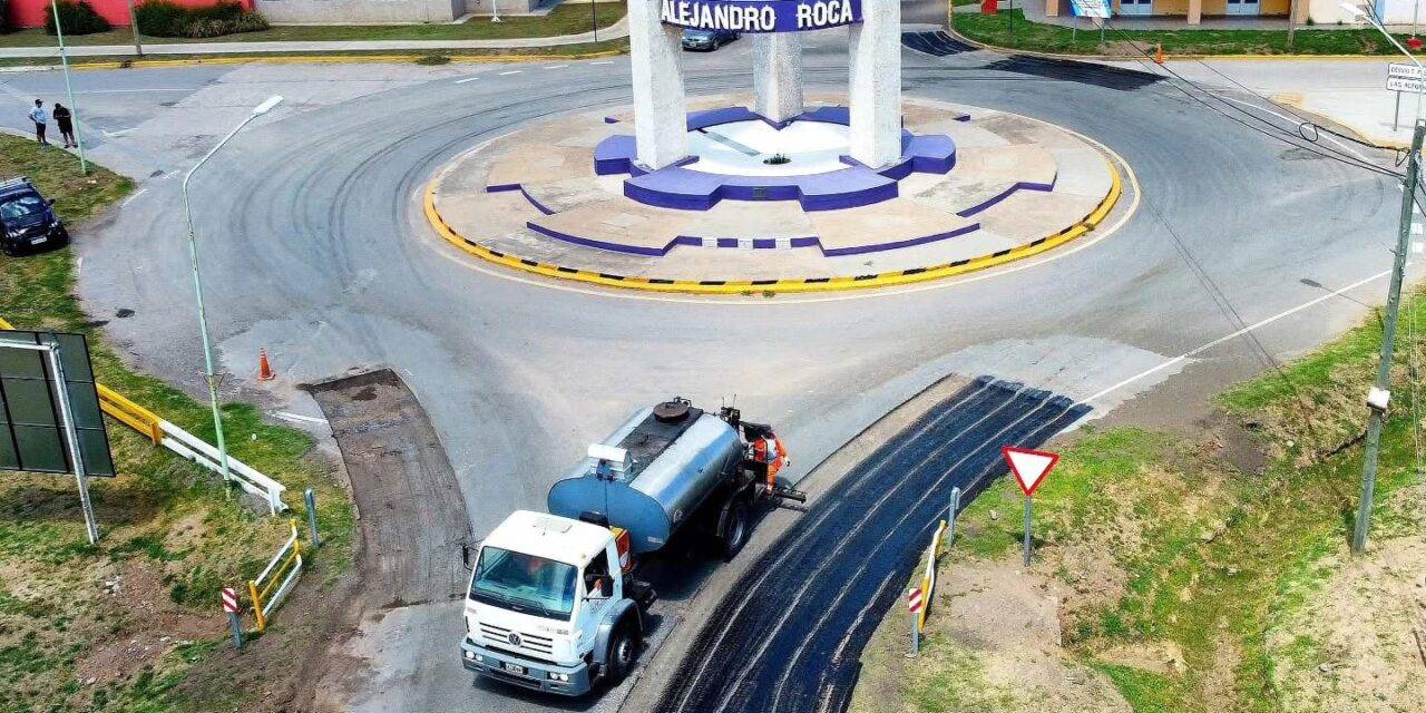 Alejandro Roca: avanzan mejoras en la rotonda de acceso junto a Vialidad Provincial