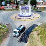 Alejandro Roca: avanzan mejoras en la rotonda de acceso junto a Vialidad Provincial