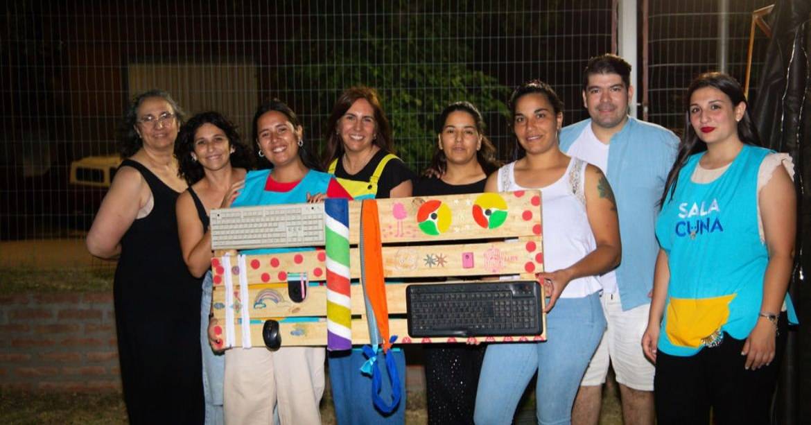 Adelia María: finalizó el curso de Cuidador Infantil con la entrega de paneles sensoriales a instituciones locales