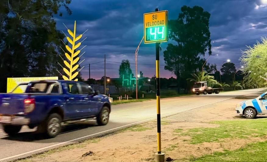 Villa Huidobro instaló un nuevo velocímetro en el acceso a la localidad