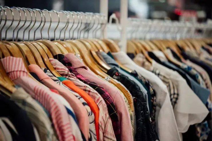 El precio de la ropa importada cayó un 25% en dólares, pero las ventas no repuntan