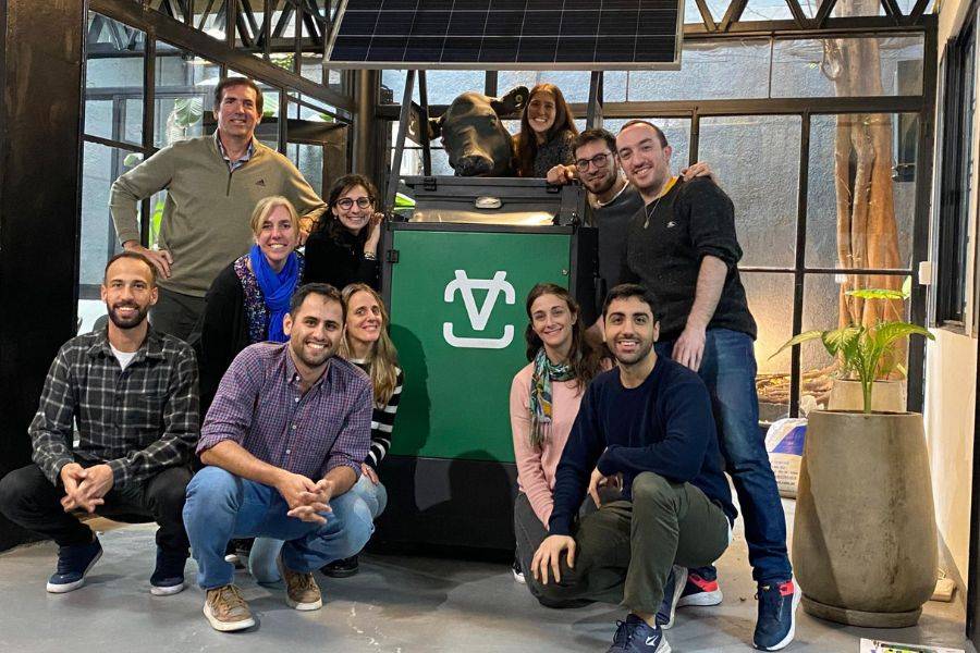 Una startup cordobesa desarrolla un comedero robótico que individualiza nutrición y sanidad animal en sistemas a cielo abierto