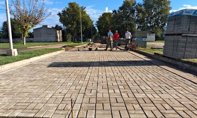 Bengolea inició la obra de adoquinado en el ingreso a la localidad