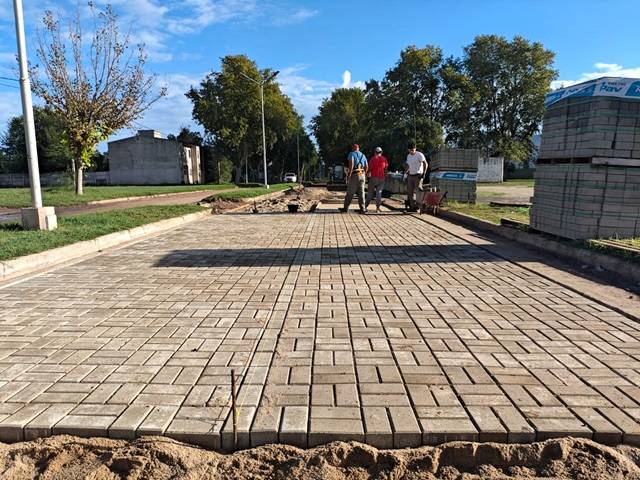 Bengolea inició la obra de adoquinado en el ingreso a la localidad