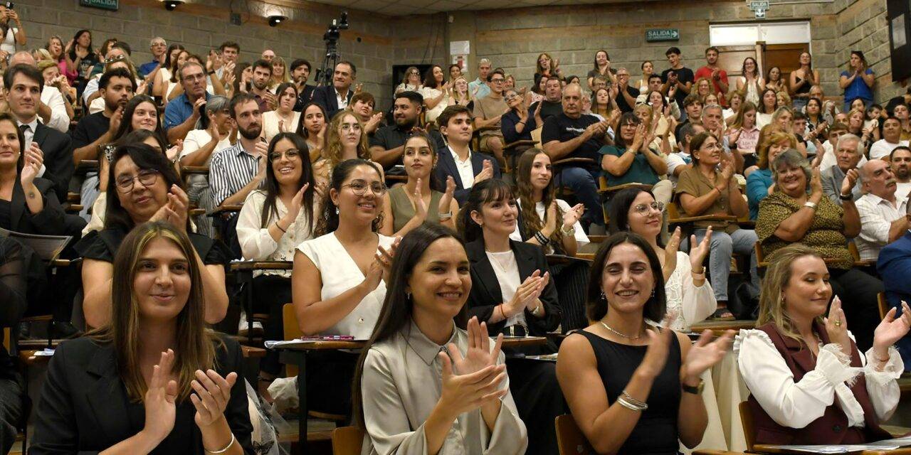 En la primera colación del año recibieron diplomas 122 profesionales
