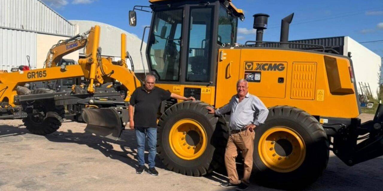 Alejandro Roca incorporó una nueva motoniveladora para mejorar calles de tierra