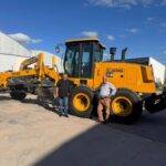 Alejandro Roca incorporó una nueva motoniveladora para mejorar calles de tierra