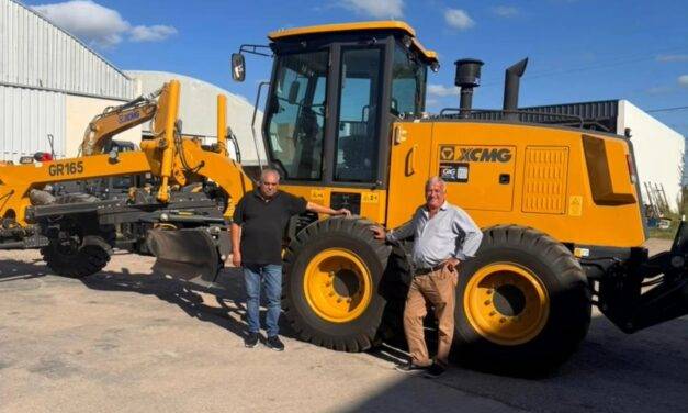 Alejandro Roca incorporó una nueva motoniveladora para mejorar calles de tierra