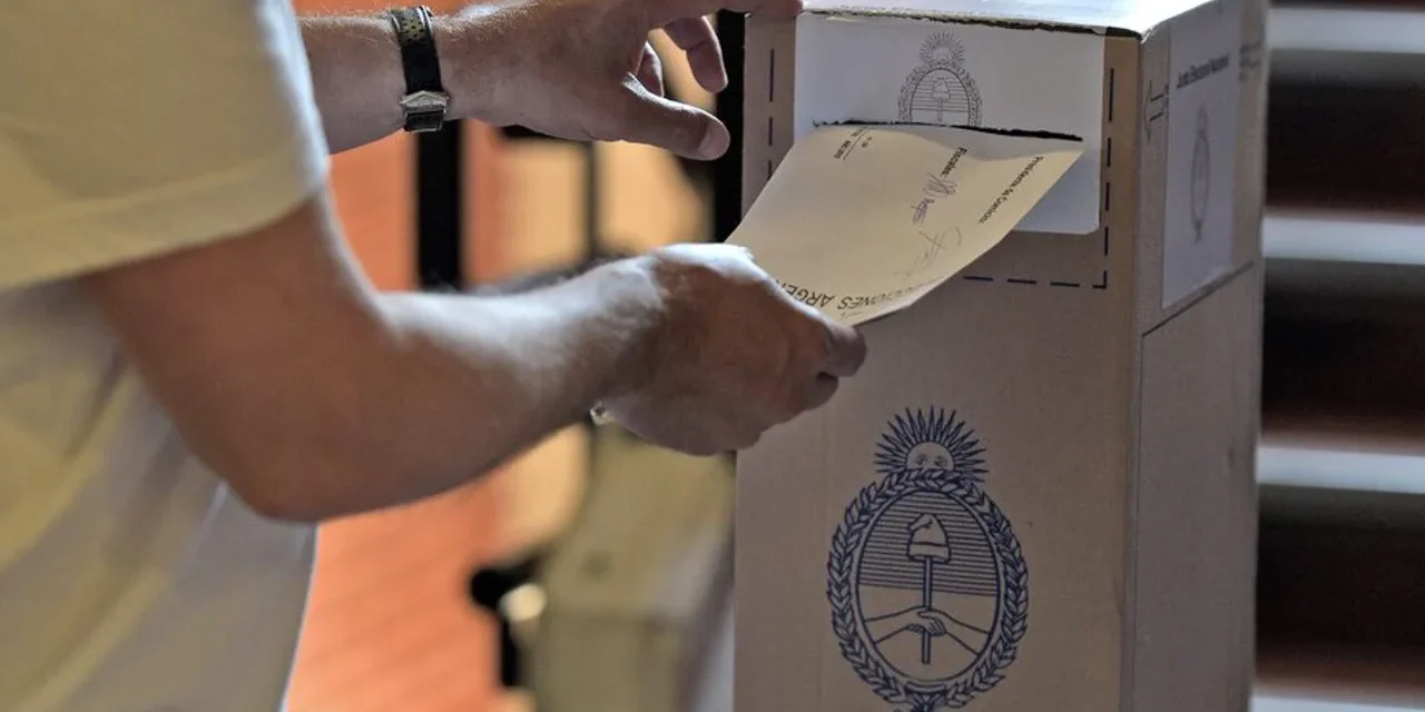 El Gobierno busca acelerar la reforma electoral y negocia cambios en las PASO