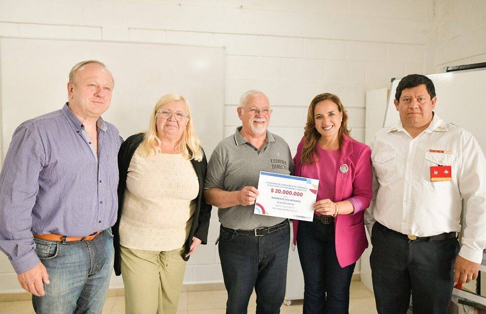 Myrian Prunotto entregó un aporte provincial a Bomberos Voluntarios de Alcira Gigena