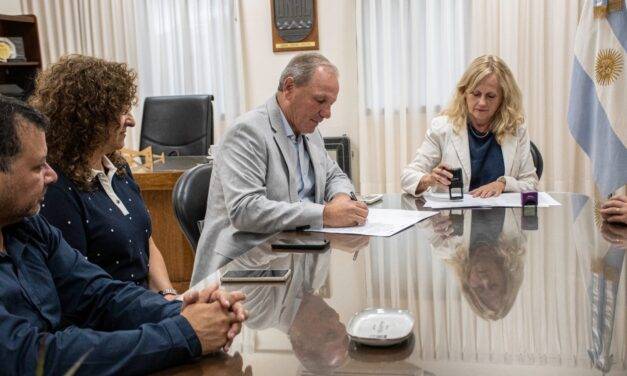 El Municipio y la UNRC firmaron un convenio para estudiar la movilidad del estudiantado