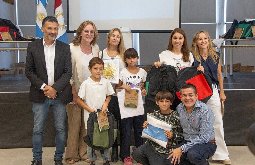 Educación fortalece la biociudadanía con la entrega de kits escolares a 50 instituciones