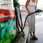 Flexibilizan la mezcla de etanol con nafta para bajar los costos