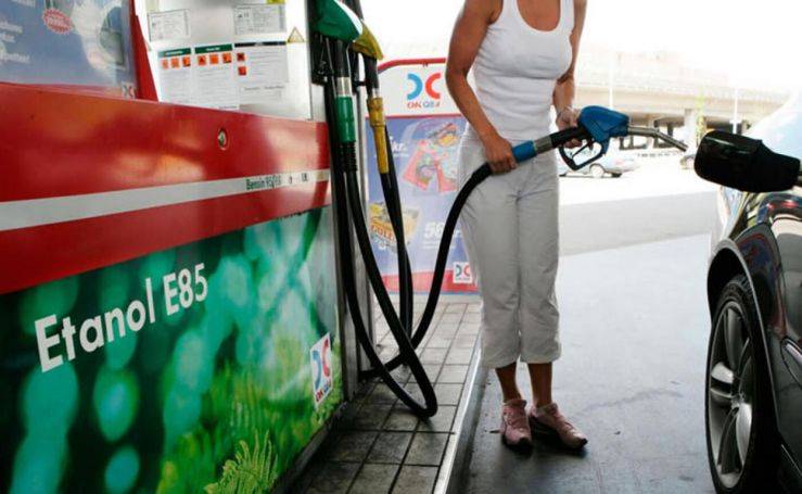 Flexibilizan la mezcla de etanol con nafta para bajar los costos