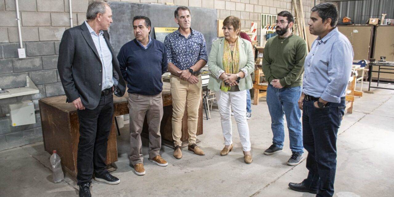 La Municipalidad entregó un vehículo al IPET 79 para fortalecer la formación técnica