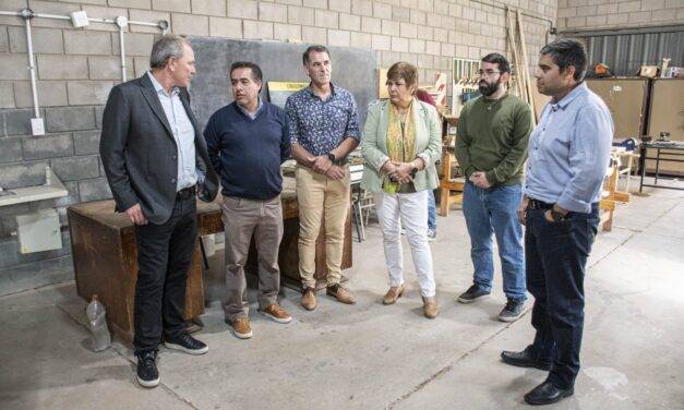 La Municipalidad entregó un vehículo al IPET 79 para fortalecer la formación técnica