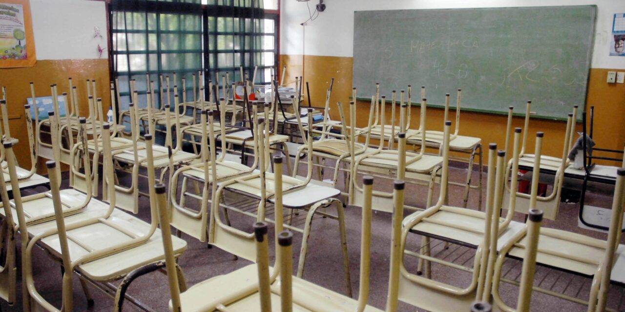 El Gobierno Provincial pidió levantar el paro docente y alertó que descontará los días no trabajados