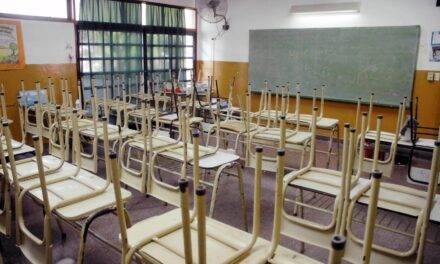 El Gobierno Provincial pidió levantar el paro docente y alertó que descontará los días no trabajados