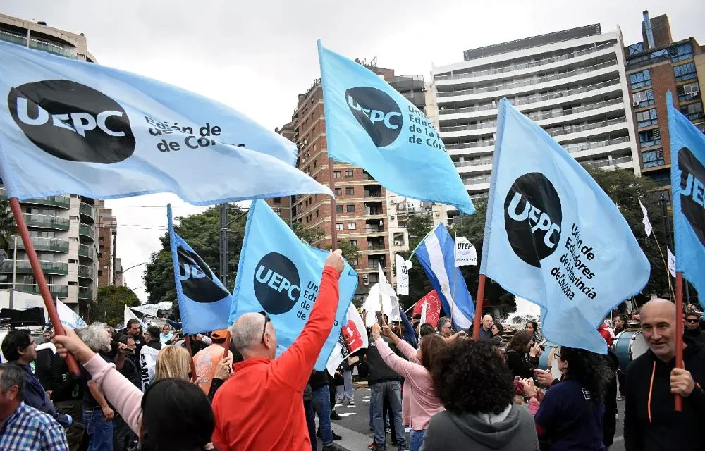 Tras el paro docente, el Gobierno le otorgó un bono de ayuda escolar a trabajadores estatales