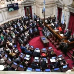 Los senadores pasarán a cobrar más de 11 millones de pesos en medio del profundo deterioro salarial que sufren los trabajadores