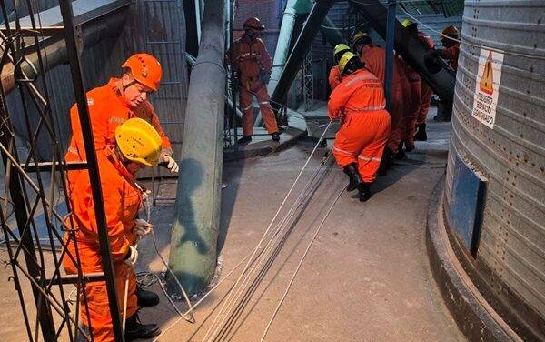 Bomberos de la región se capacitaron en rescate en altura en Ucacha