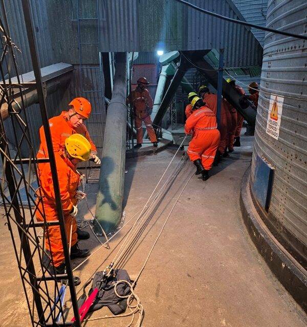 Bomberos de la región se capacitaron en rescate en altura en Ucacha