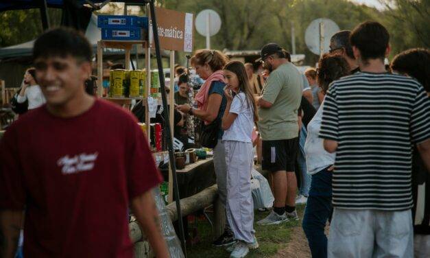 Una multitud acompañó una nueva edición de la feria El Reventón en el parador del Río