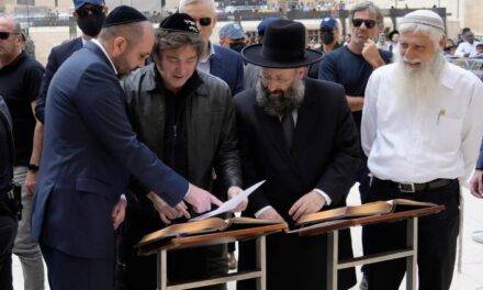 Milei inició su gira en Israel con una visita al Muro de los Lamentos