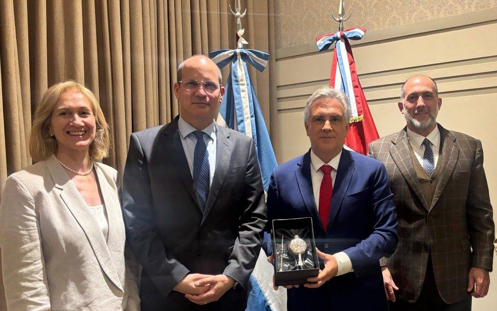 Llaryora encabezó una reunión con el PNUD y recibió a su representante en Argentina