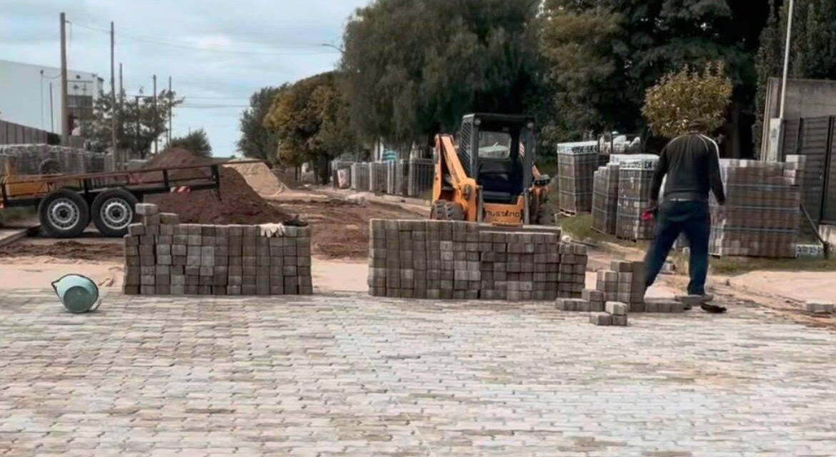 Alcira Gigena avanza con su plan de adoquinado y suma 28 cuadras en menos de tres años